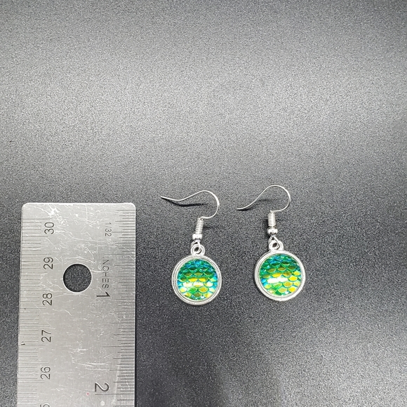 NWOT Silver Tone Dangle Earrings With Mermaid Scale Accents - Picture 6 of 7